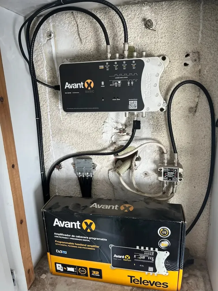 Amplificador de antena de televisión instalado en un registro
