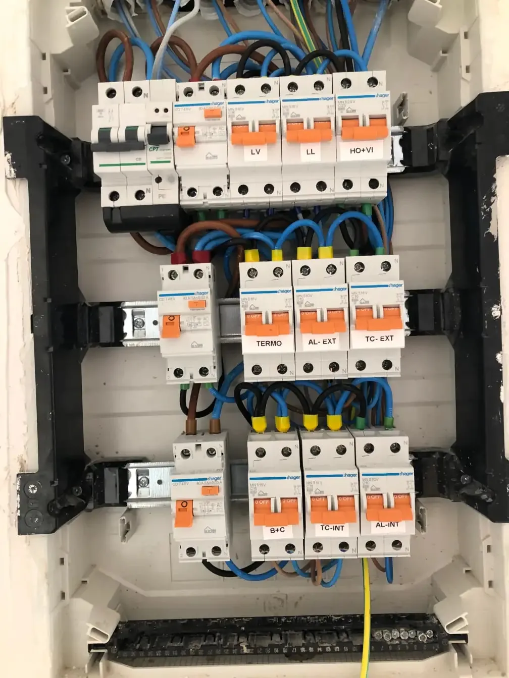 Cuadro eléctrico de vivienda montado con magnetotérmicos y diferenciales