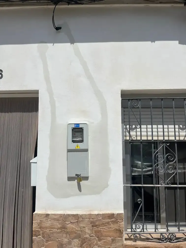 Caja del contador de la luz instalada en la fachada de una vivienda