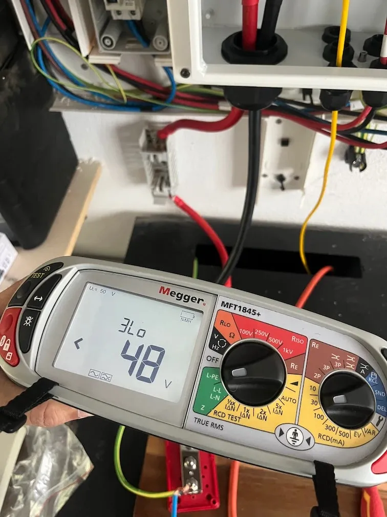 Comprobador de instalaciones eléctricas midiendo en un cuadro
