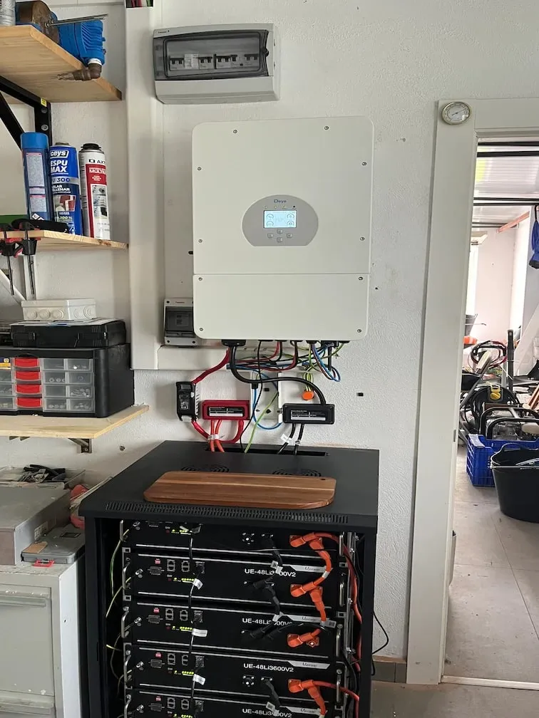 Inversor híbrido y baterías de autoconsumo instalados en un cuarto técnico