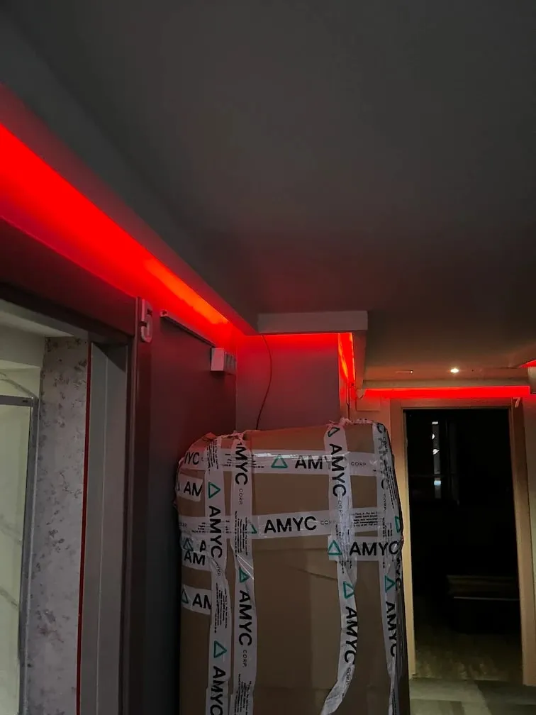 Pasillo con una tira LED roja a lo largo del techo