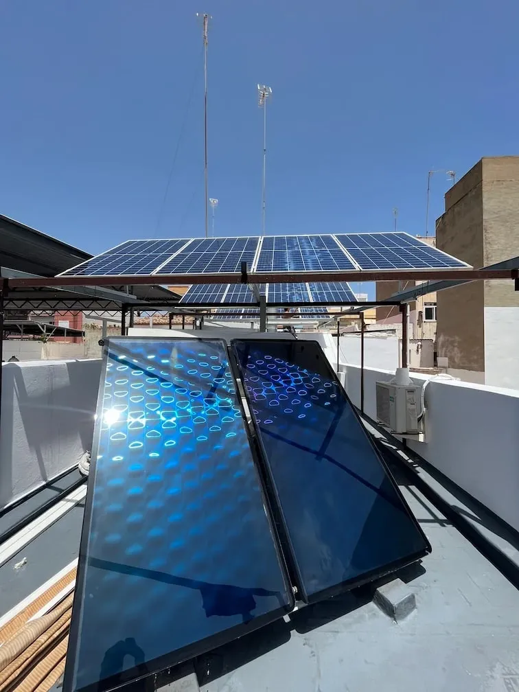 Placas solares instaladas en una azotea