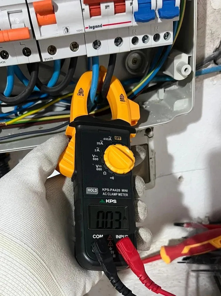 Medición de un cuadro eléctrico con una pinza amperimétrica